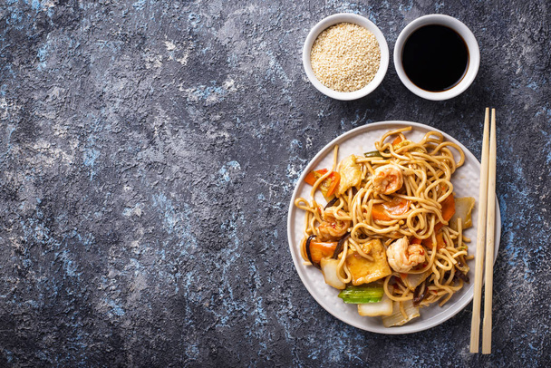 Ασιατικά noodles με γαρίδες και λαχανικά - Φωτογραφία, εικόνα