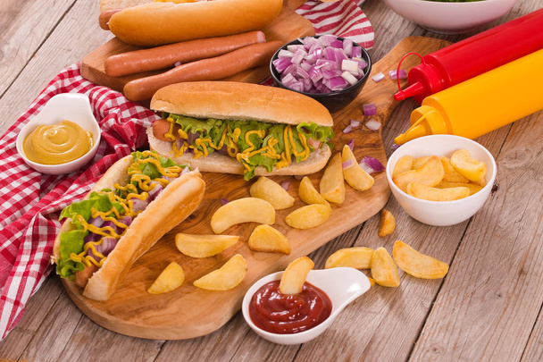 Hot dog con patatine fritte sul tavolo di legno
. - Foto, immagini