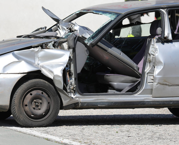 Auto nach Unfall beschädigt - Foto, Bild