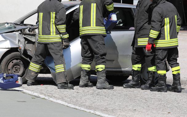 liikenneonnettomuus ja monet palomiehet
 - Valokuva, kuva