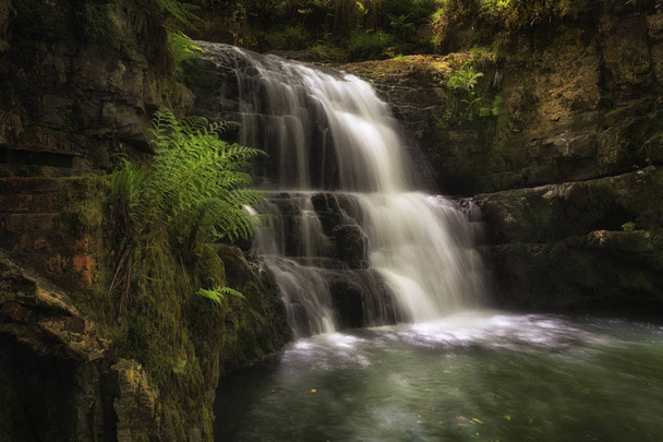 Vodopád za Dinas Rockthe Sychryd kaskády (Sgydau Sychryd ve Welshi) je soubor vodopádů v oblasti zvané vodopádový kraj nedaleko Dinas rock, Pontneddfechan, Jižní Wales, UK - Fotografie, Obrázek