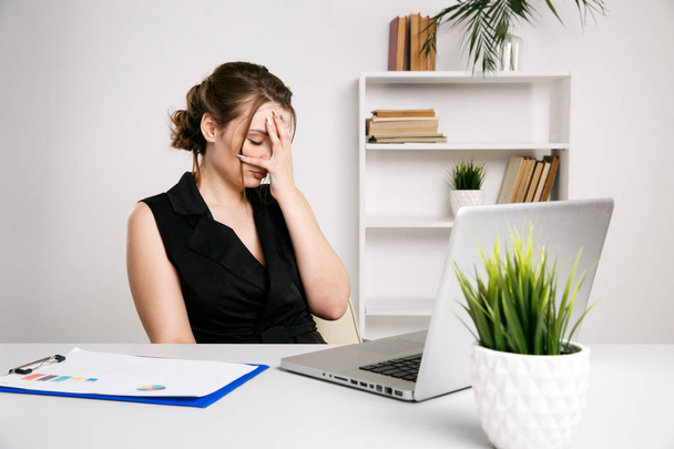 Trabajadora frustrada en oficina ather desk. Mujer enferma y cansada
. - Foto, Imagen