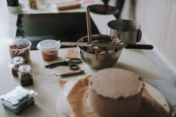 Pasta nın yanındaki kirli tabakların seçici odağı - Fotoğraf, Görsel