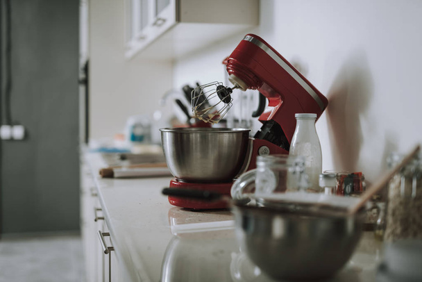 Selective focus of the electric stand mixer on the countertop - Foto, immagini