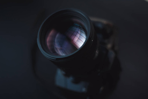 Отражение стекла на объектив камеры
 - Фото, изображение