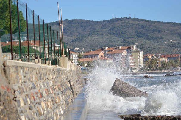 El mar Mediterráneo después de la tormenta en Italia
 - Foto, imagen