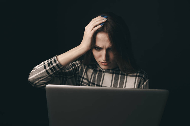 十代の少女は、過度にコンピューターのノート パソコンを自宅で座っています。彼はいじめストーカー オンラインソーシャル ネットワークの犠牲者です。 - 写真・画像