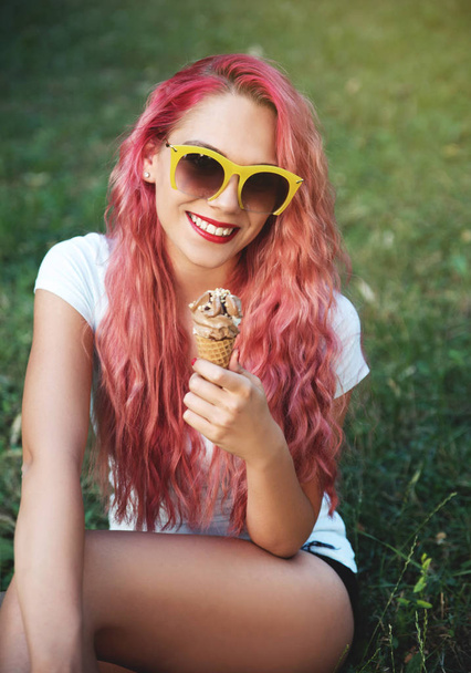beautiful  young woman posing eating ice cream  - Foto, imagen