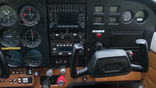 Hafif spor uçak kabininde pilot oynayan küçük çocuk, uçan çocukluk hayalleri, gösterge paneli closeup ve kontrolleri hareketli - Video, Çekim