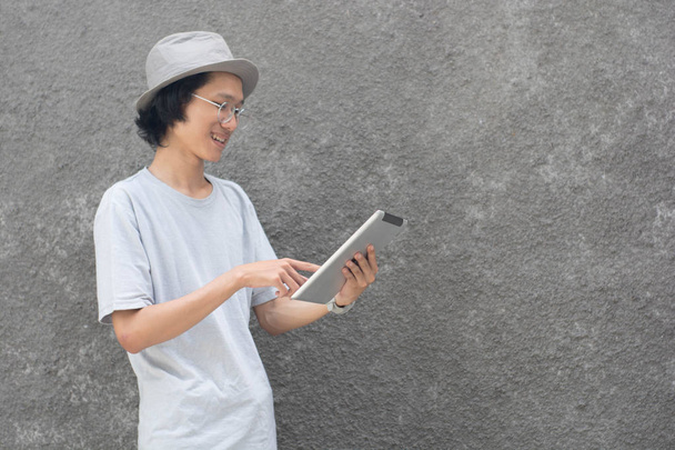 joven atractivo creativo asiático hombre con fedora sombrero y gafas u
 - Foto, Imagen