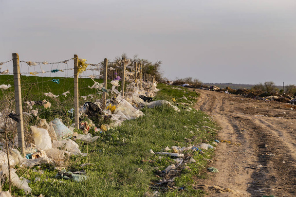 Umweltkatastrophe. die Außenbezirke der Stadt verstopfen. Müllberge sind ein Element der modernen europäischen Landschaft. - Foto, Bild