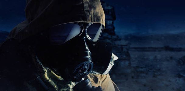 Desert post-apocalyptische soldaat staande gezicht close-up profiel v - Foto, afbeelding