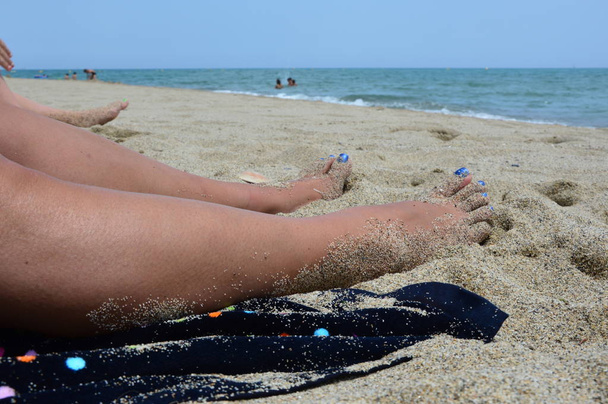 Mulher pés na areia na praia
 - Foto, Imagem