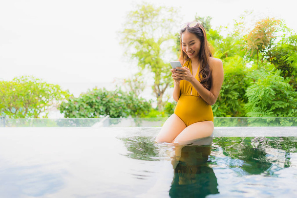 Porträt schöne junge asiatische Frau mit Handy oder Handy - Foto, Bild