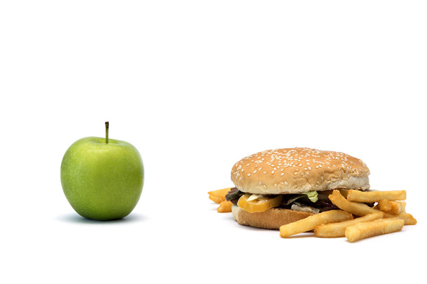 Choix entre restauration saine ou fast food, pomme ou hamburger
 - Photo, image