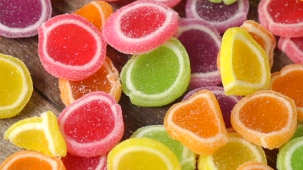 Kolorowe galaretki cukierki zwolnionym tempie - Materiał filmowy, wideo