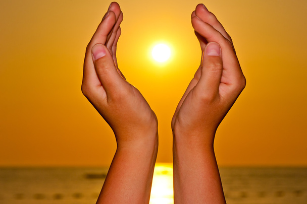 Сонце над морем у жіночих руках
 - Фото, зображення