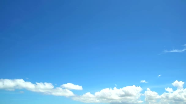 heldere blauwe hemel achtergrond en witte wolk bewegende - Video