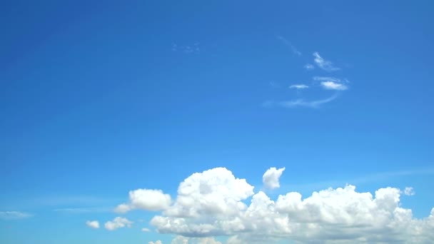 saf beyaz bulut hareketli zaman atlamalı açık mavi gökyüzü arka plan - Video, Çekim