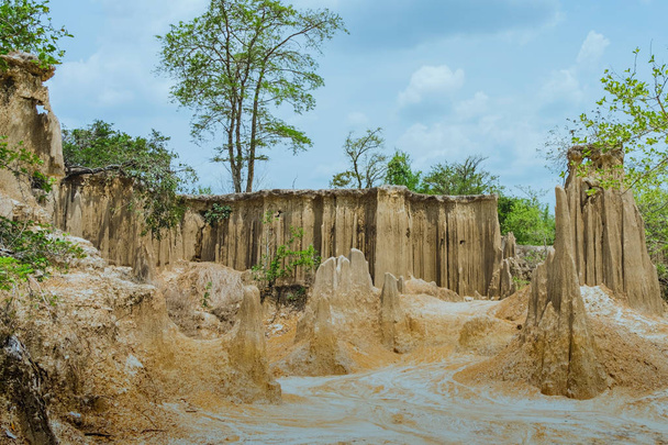 Hermoso paisaje de los flujos de agua a través de la tierra tienen erosión y colapso del suelo
 - Foto, imagen