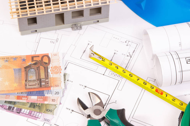 お金、電気図、エンジニアの仕事や建設中の家のための作業ツール、住宅コストを構築 - 写真・画像
