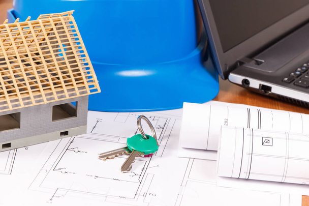 Κλειδιά οικίας, σπίτι υπό κατασκευή και αξεσουάρ για θέσεις εργασίας μηχανικού, οικοδόμηση της ιδέας του σπιτιού - Φωτογραφία, εικόνα