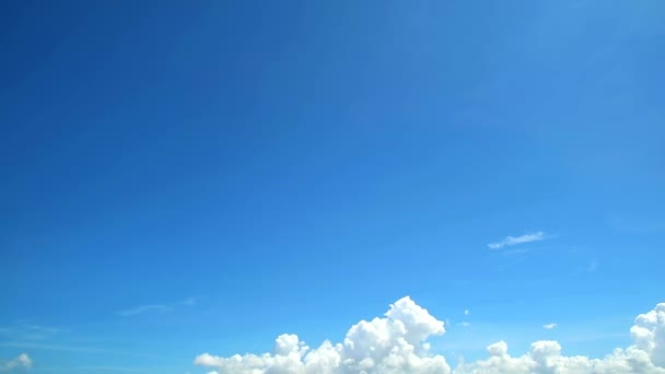 Beyaz bulut ve açık mavi gökyüzü zaman aşımına uğruyor - Video, Çekim