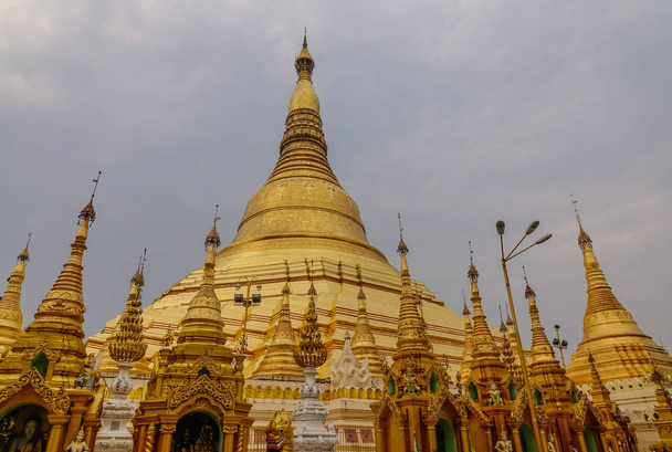Shwedagon Pagoda in Yangon, Myanmar - Foto, immagini