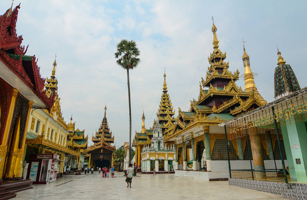 Shwedagon Pagoda in Yangon, Myanmar - Fotoğraf, Görsel