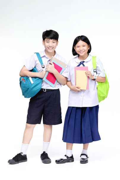 Dwa Asian uśmiechnięty Szkoła dzieci z kolorowy papeteria, - Zdjęcie, obraz