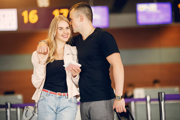 Beautiful couple standing in a airport - Valokuva, kuva