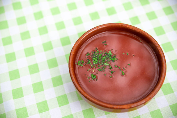 Томатный суп с зелеными листьями петрушки
  - Фото, изображение