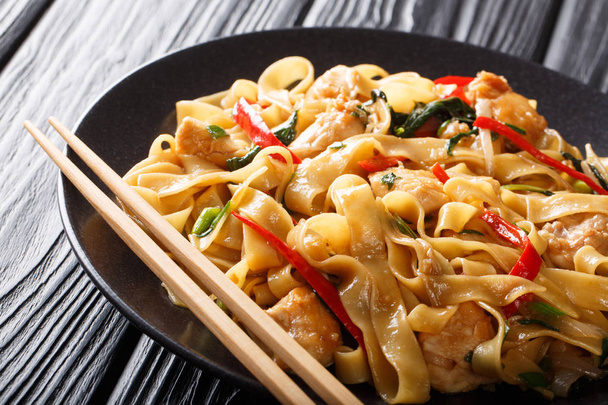 This stir-fry of wide rice noodles with chicken and fresh basil  - 写真・画像