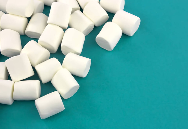 Mini  marshmallows on a blue background. geometric pattern of wh - Photo, image