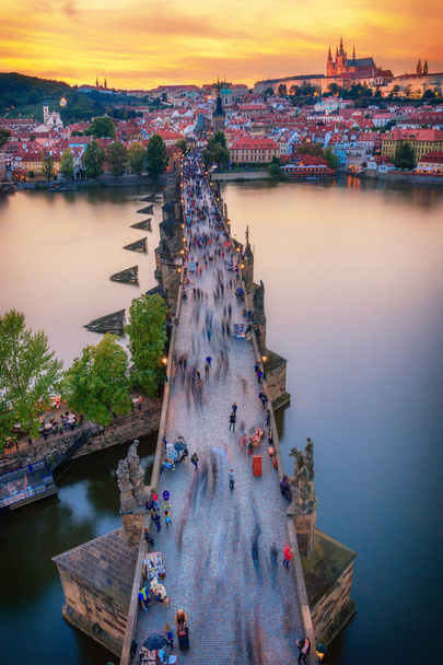 夏の夕日にカレル橋(カルロフ・モスト)とプラハ城の素晴らしい美しい景色、チェコ共和国、ヨーロッパ - 写真・画像