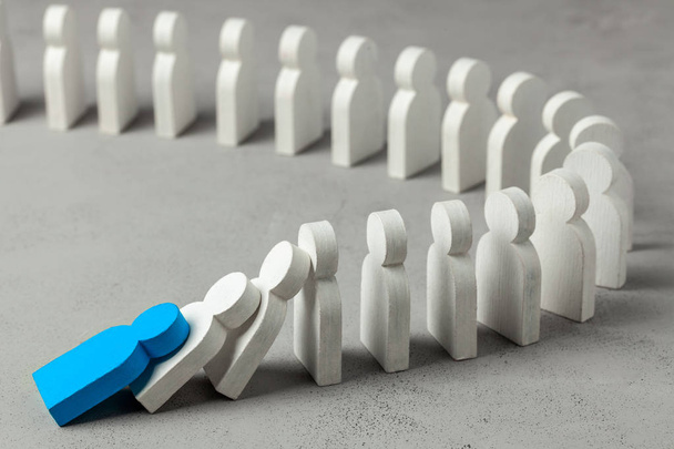 İş hayatında domino etkisi. Bir işadamı lideri düşer ve çalışanların diğer rakamlar aşağı getiriyor. Sistem bozulması. - Fotoğraf, Görsel