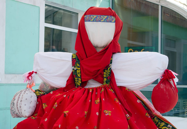 Boneca de trapo na rua é decorada com férias Maslenitsa
 - Foto, Imagem