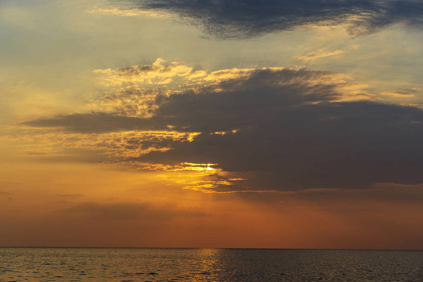 Colorful sunset over calm sea water near tropical beach. Summer vacation concept. Island Phangan, Thailand - Фото, зображення
