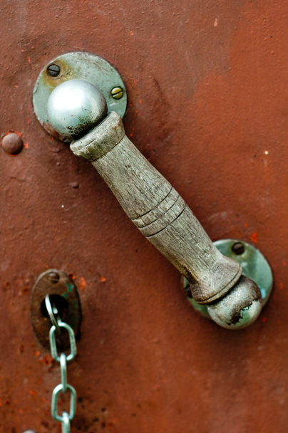 manija de puerta antigua y puerta de metal
 - Foto, Imagen