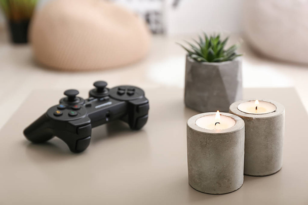 Krásné hořící svíčky a herní rampa na stole na pokoji - Fotografie, Obrázek