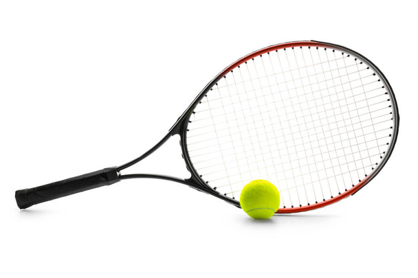 tennismaila ja pallo valkoisella taustalla - Valokuva, kuva