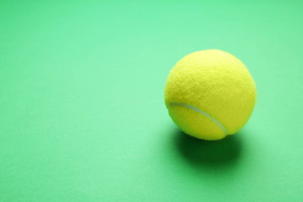Tennisbal op kleur achtergrond - Foto, afbeelding