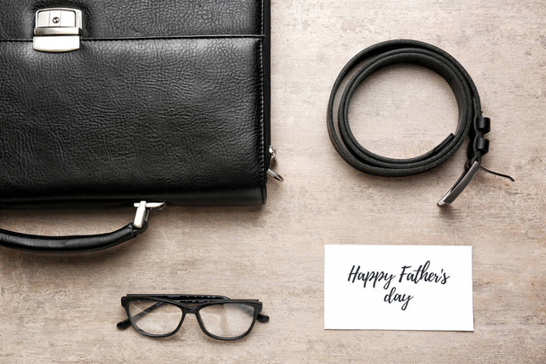 Αρσενικό αξεσουάρ και κάρτα με κείμενο ευτυχισμένη ημέρα του πατέρα σε ξύλινο φόντο - Φωτογραφία, εικόνα