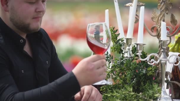 hombre bebiendo vino sentado a la mesa
 - Metraje, vídeo