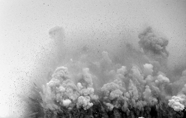 Nuvens de poeira e partículas durante o blat na indústria de mineração
 - Foto, Imagem