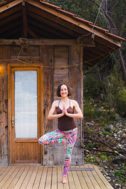Een vrouw beoefent yoga. - Foto, afbeelding