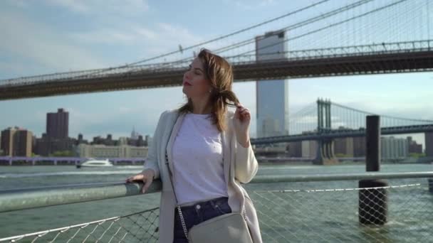 NEW YORK, USA - MAY 7, 2019: Young woman near Brooklyn bridge - Filmati, video