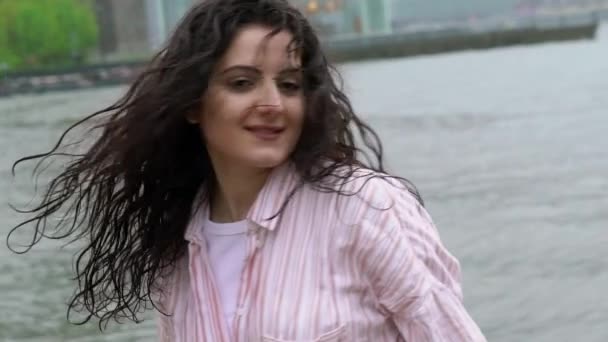 Young woman walking in New York - Filmati, video