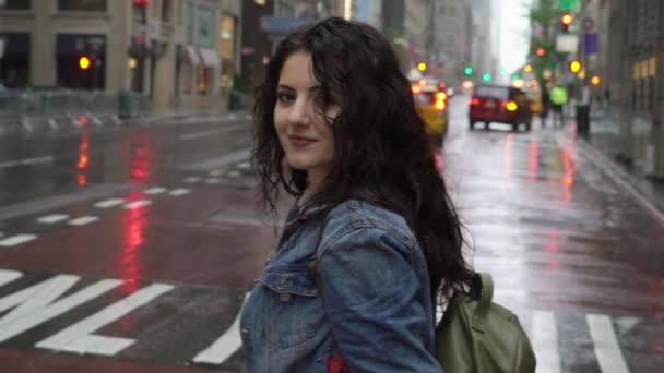 Young woman walking at Manhattan in rain - Záběry, video