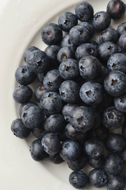 Blueberries - the world's healthiest foods. Contents vitamins, antimicrobial, antipyretic, strengthens the immune system, improves vision, improves digestion, normalizes metabolism. - Фото, изображение